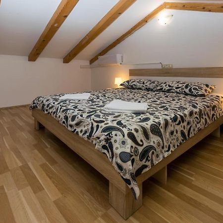 Holiday Home Olga With Pool &Pet Friendly Pula Buitenkant foto