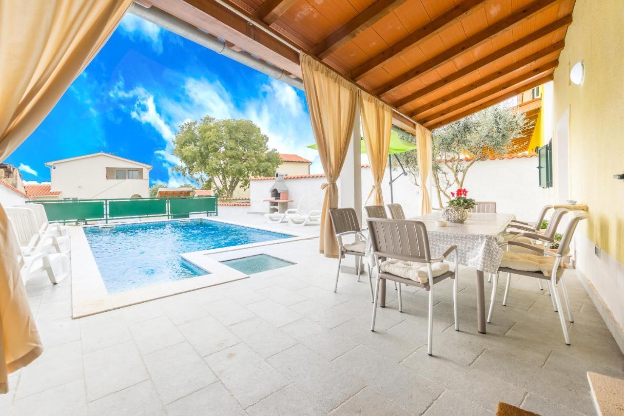 Holiday Home Olga With Pool &Pet Friendly Pula Buitenkant foto