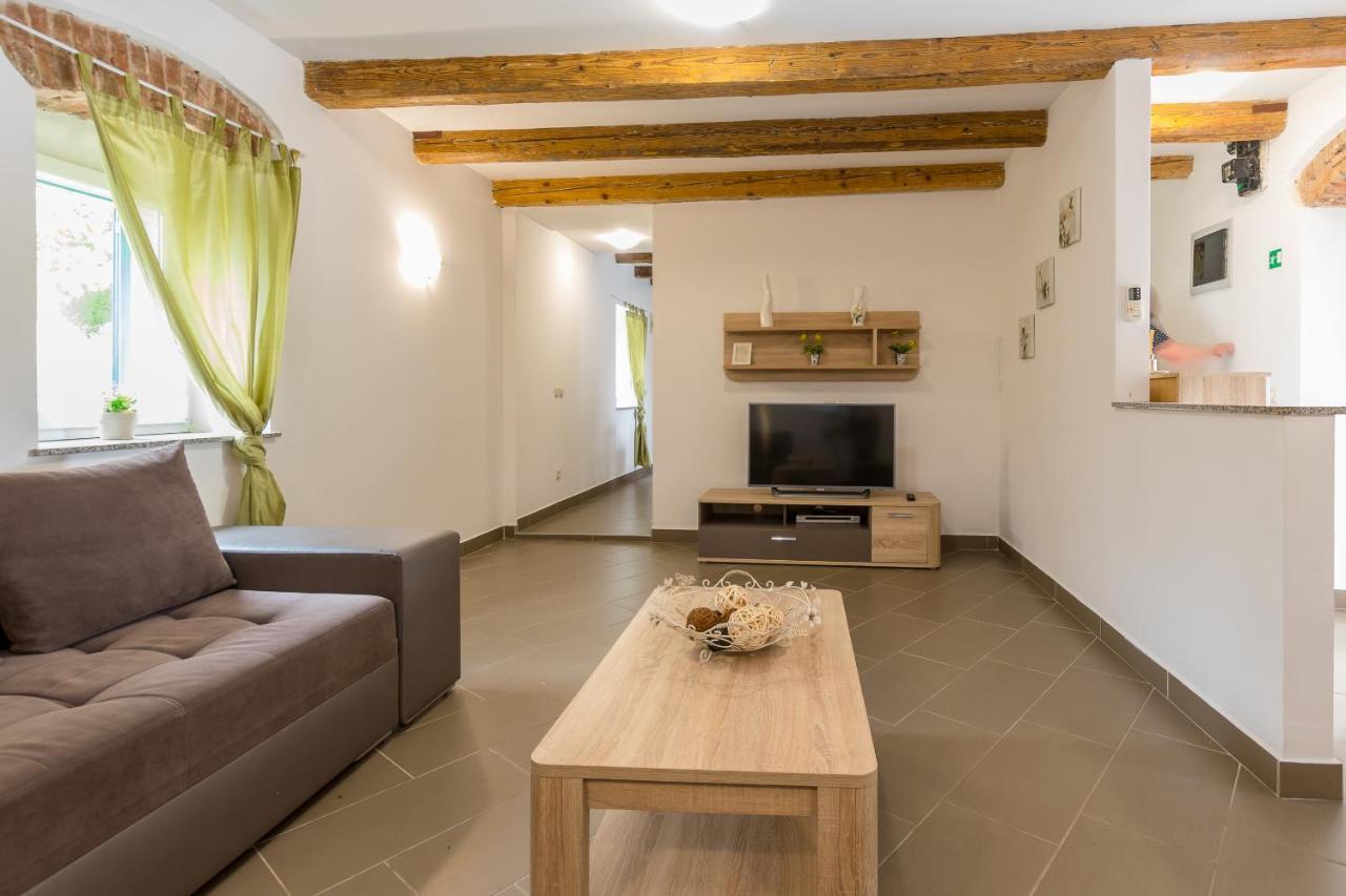 Holiday Home Olga With Pool &Pet Friendly Pula Buitenkant foto