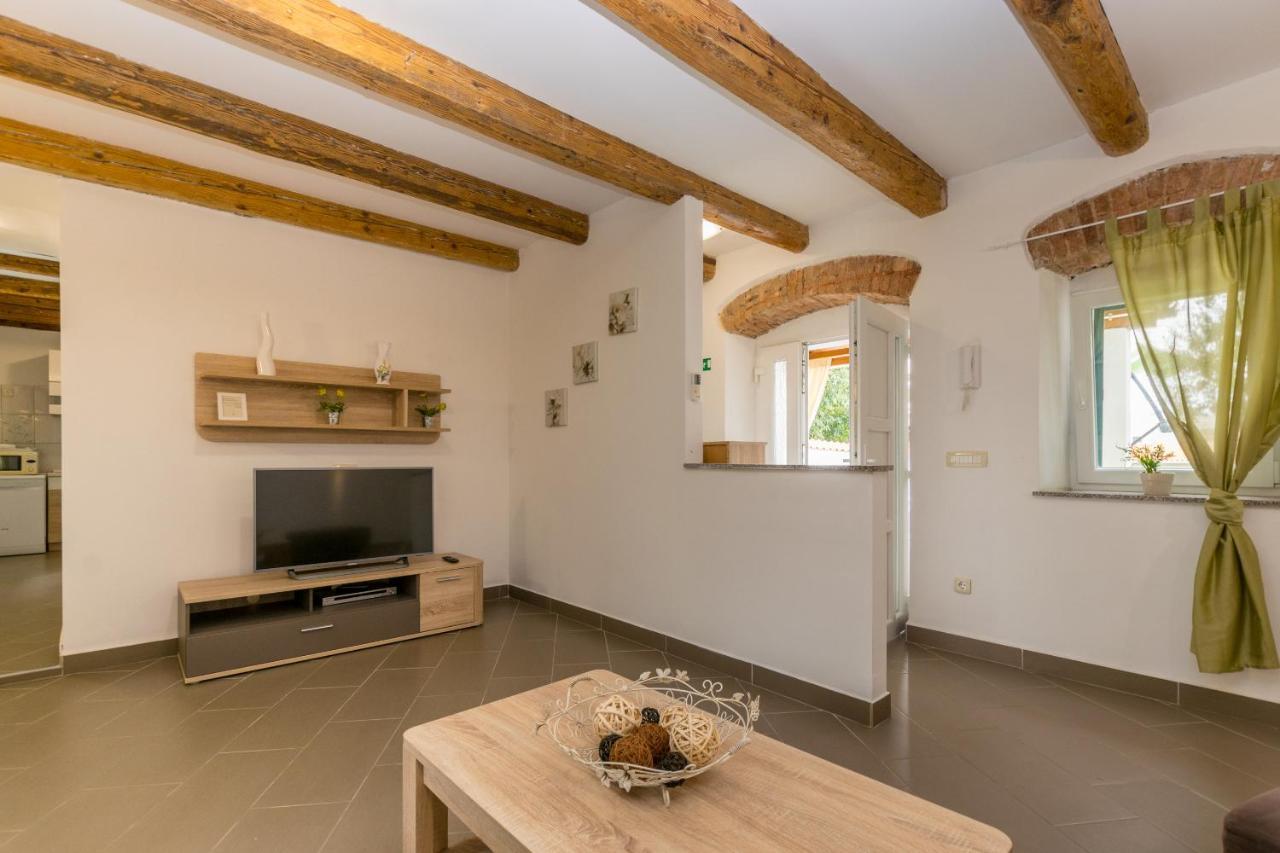 Holiday Home Olga With Pool &Pet Friendly Pula Buitenkant foto