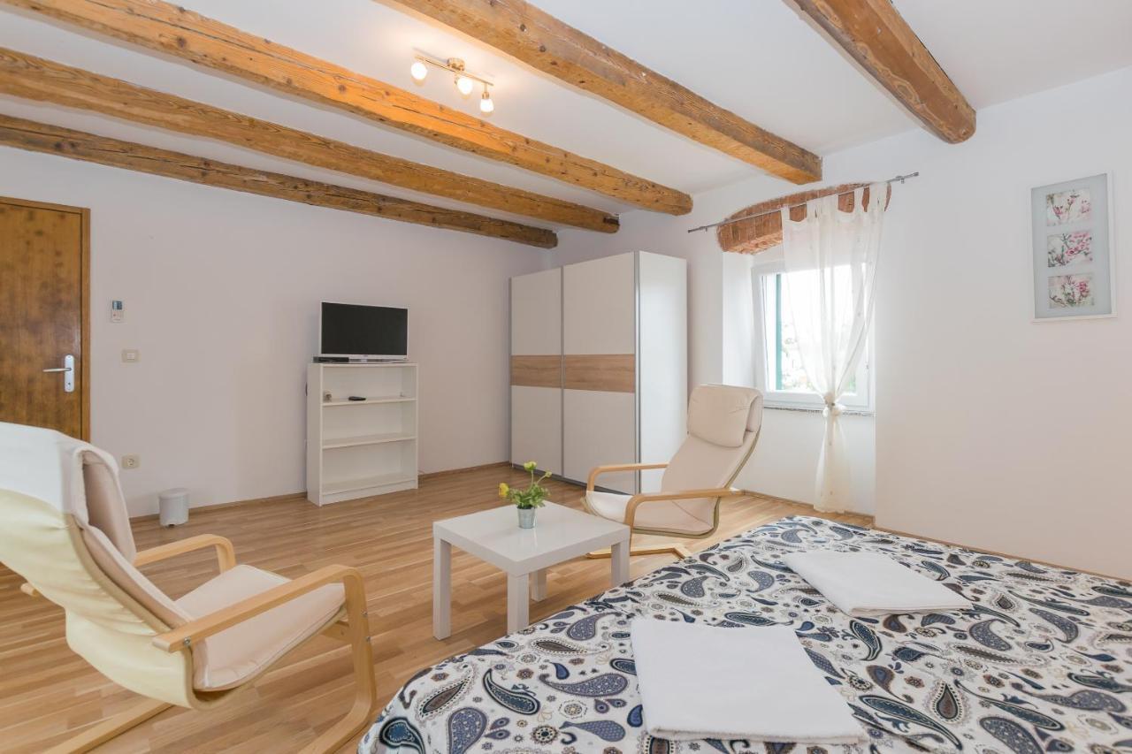 Holiday Home Olga With Pool &Pet Friendly Pula Buitenkant foto
